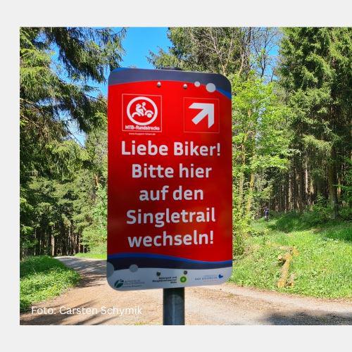 Wegweiser auf einen Singletrail