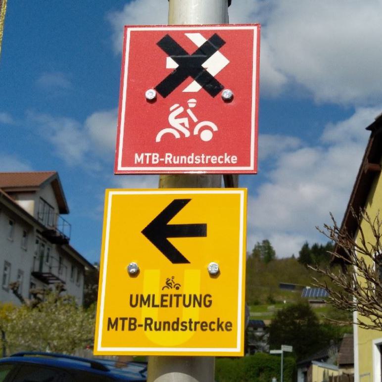 Wegweiser Umleitung Mountainbikestrecke in der Rhön