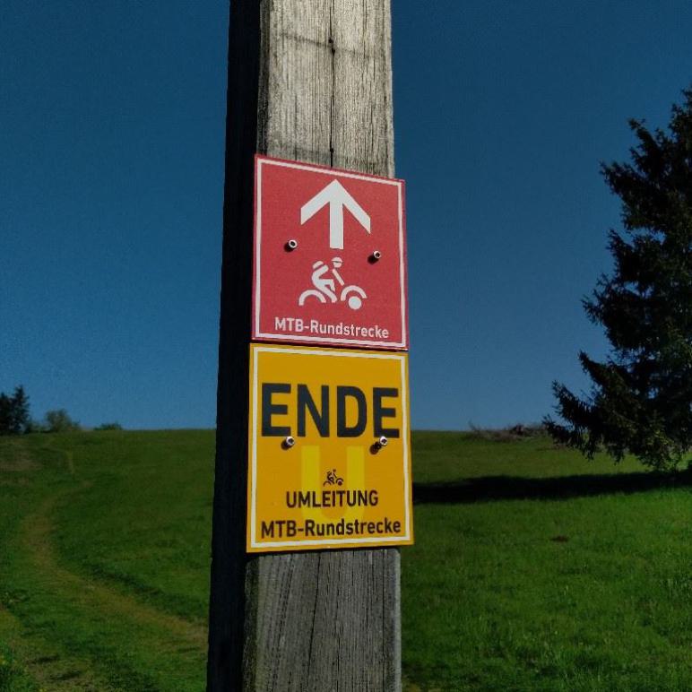 Wegweiser Umleitung Mountainbikestrecke in der Rhön