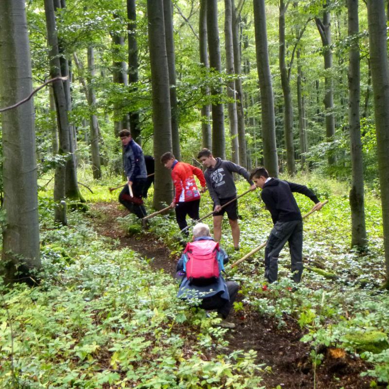 Schüler bauen einen Mountainbiketrail