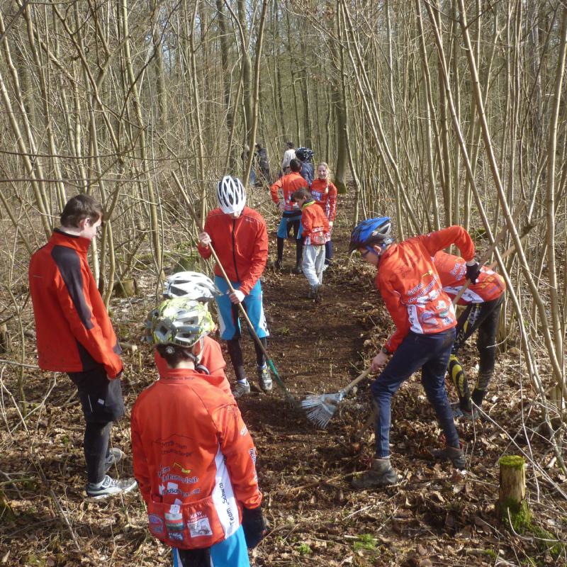 Schüler bauen einen Mountainbiketrail in der Rhön